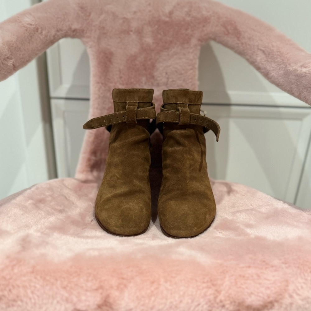 ⭐️ Saint Laurent Suede Chelsea Boots - Size 7.5
Condition: Gently used ⭐️